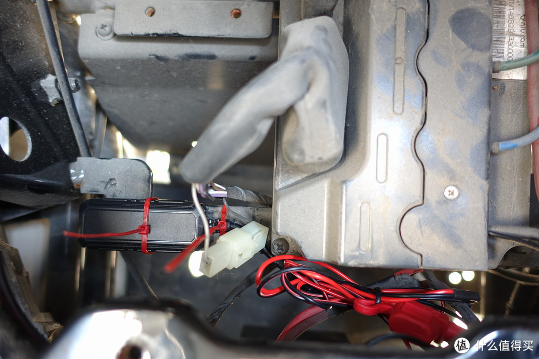 整理下电线，为了稳固主机，用绑带绑在车架上