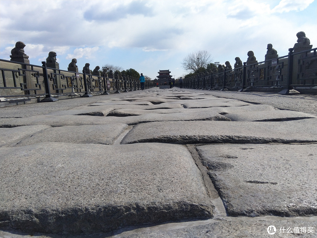 卢沟桥原桥面部分，最远处是宛平城