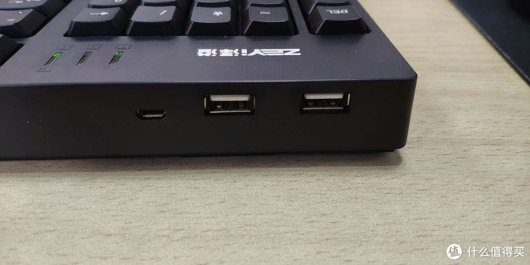 键盘左侧数字区上方带的2个USB接口和MicroUSB有线接口