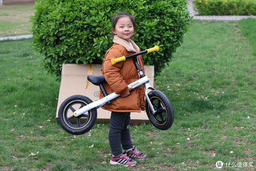 鬼马小精灵的春季刷街新装备，700Kids柒小佰儿童运动滑步车