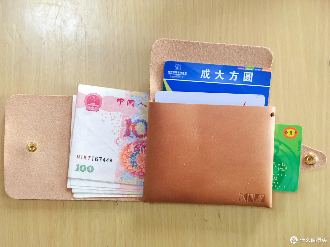 十张毛爷爷已经是近两年携带现金张数的极限了,卡位略少 十张毛爷爷已经是近两年携带现金张数的极限了,卡位略少