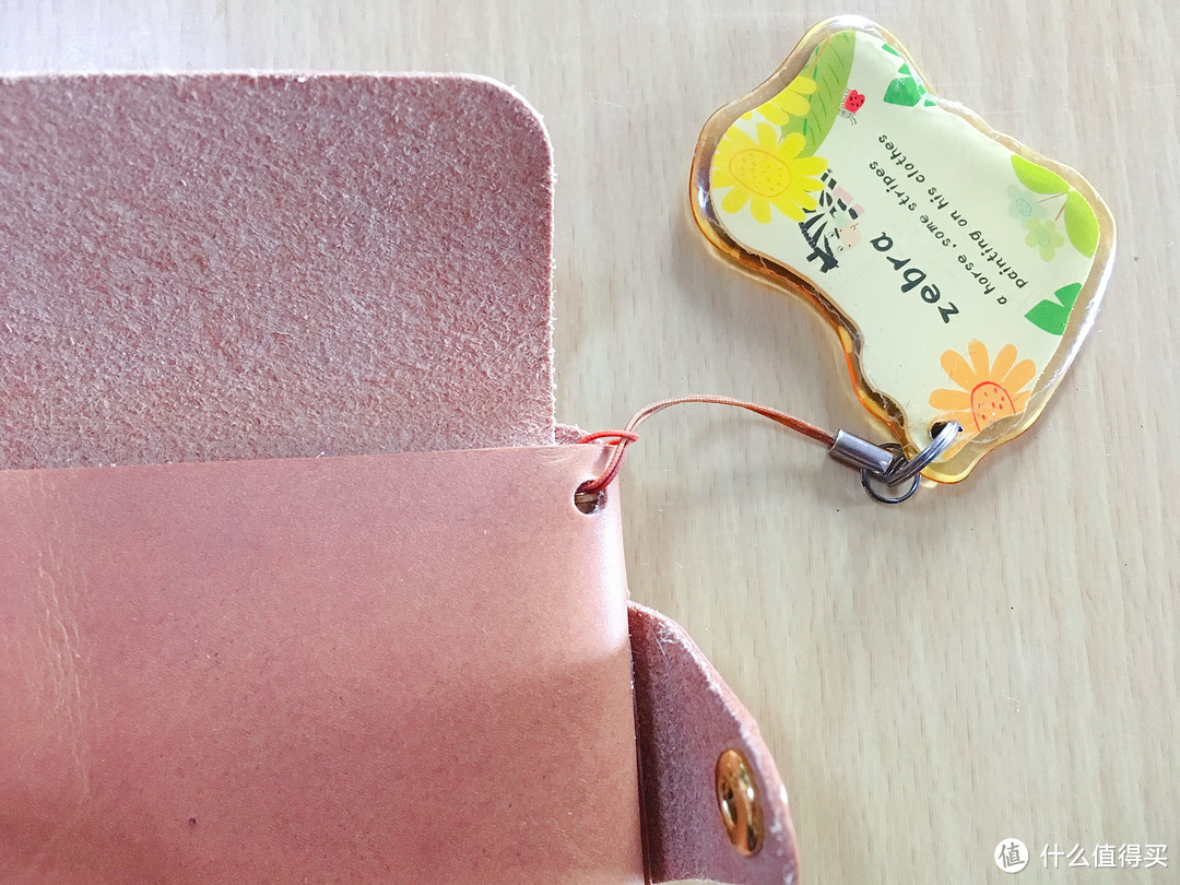 这个空怀疑可能是为了方便上里面铆钉的,正好用来栓公交卡 这个空怀疑可能是为了方便上里面铆钉的,正好用来栓公交卡