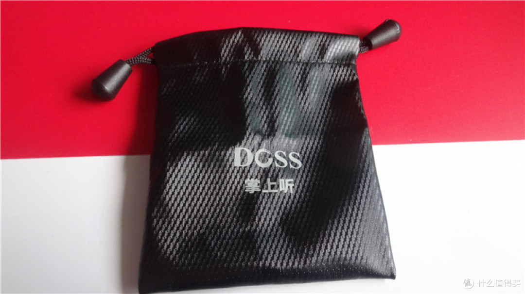 可以穿入钥匙串的音箱 DOSS 掌上听小度智能蓝牙音箱