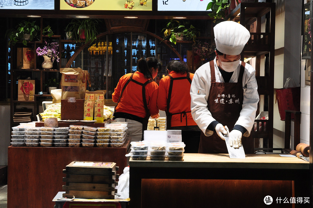 山塘街里，主要是各类特色小店，除了一些特产食品外，其它的雷同的比较多，这也是相对遗憾的地方