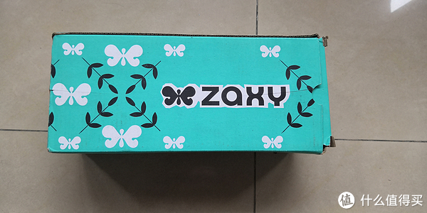 亚马逊纸皮箱打开后直接是zaxy的盒子