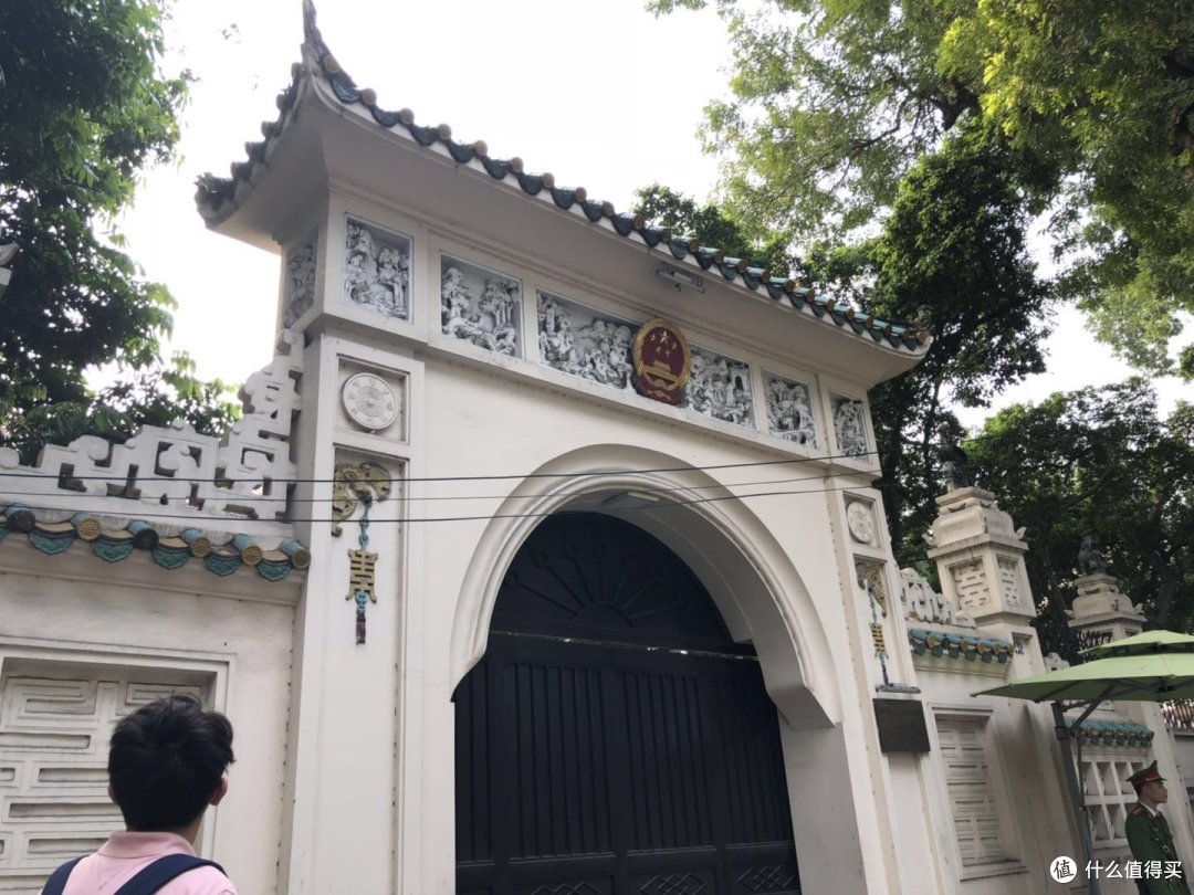 在酒店放好行李后先去拜访了中国大使馆