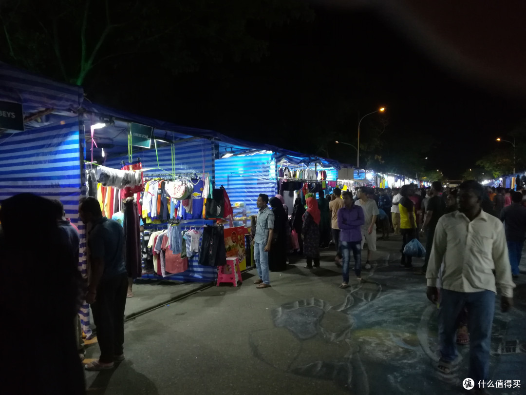 胡鲁马累岛的夜市。夜市上人山人海，售卖的商品主要是些低价的衣物和生活用品。这也说明马尔代夫人的收入还是处于比较低的水平。热带国家的人，相对比较懒散。因为文化原因，妇女一般又不出去工作。也是收入低的原因之一吧。