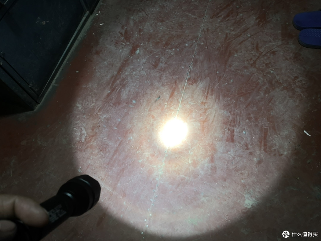 使用中，相对来讲我更喜欢泛光的电筒，这个配的是光面杯而不是橘皮杯不能泛光。