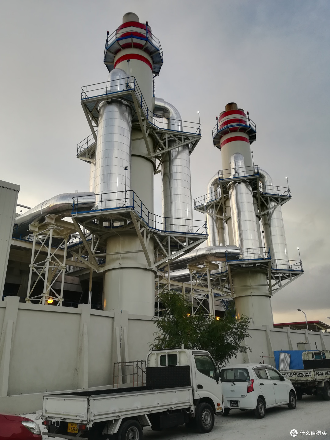胡鲁马累岛上中国建设的50MW柴油发电项目。柴油机用的是国外的，作为一名工程师，很了解中国在科技领域还有很长的路要走，即使是中国引以为傲的高铁，核心元器件其实大都是采购于国外的。