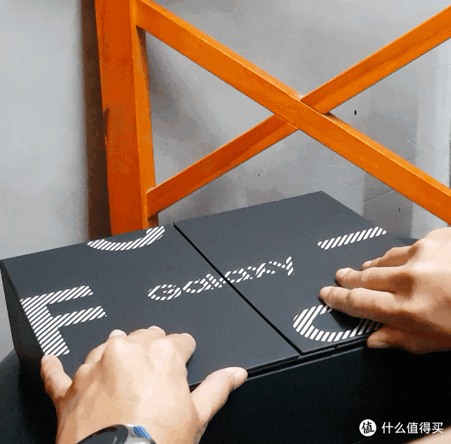 全球首款折叠屏手机上手:是否值得上万元售价?