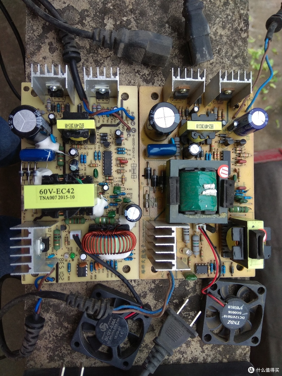 电瓶车充电器60v拆解一新一旧拆解对比那个旧坏了只有图片