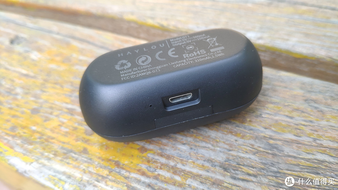 侧面是Mirco USB 充电口 以及侧面的充电指示灯