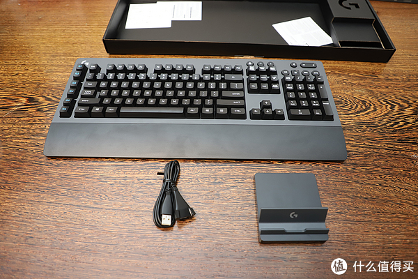 都拿出来看看，三件，键盘本体，USB2.0延长长，手机/ipad架