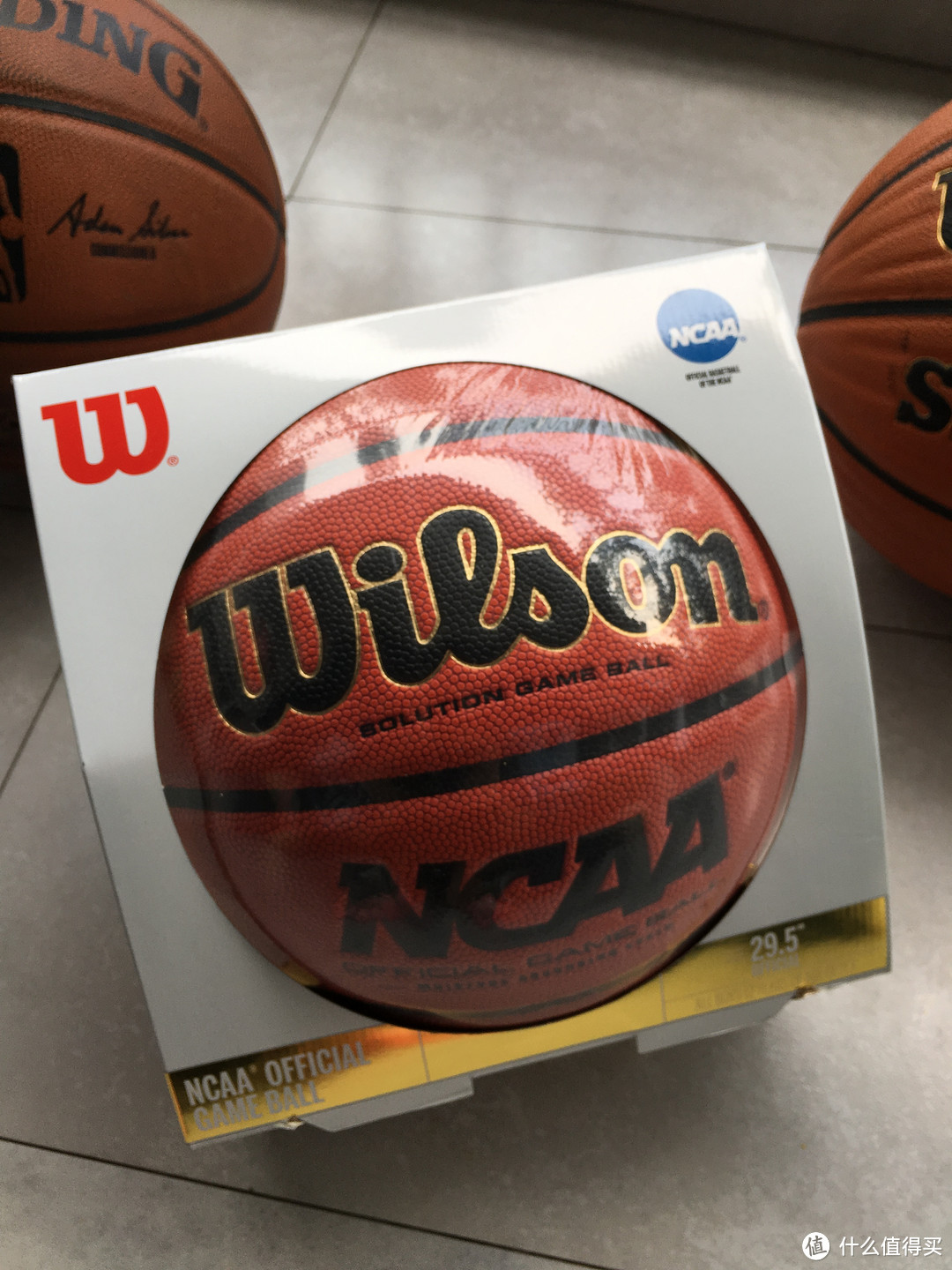 好了 这个是威尔胜最贵的篮球  solution  超纤吸湿  手感很棒 但是后来发现 他家的美国高中神器evolution手感比他还要好  是来自于日本的超纤吸湿 很像废纸的那种手感