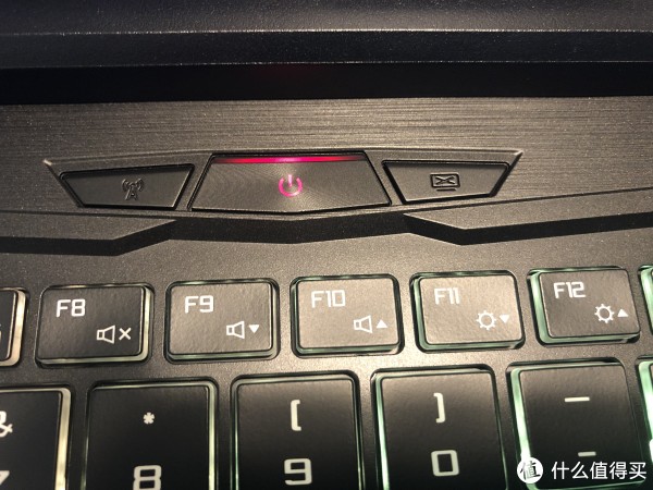 小小的开机键，按键质感一般般，旁边是WIFI开关和邮件开关