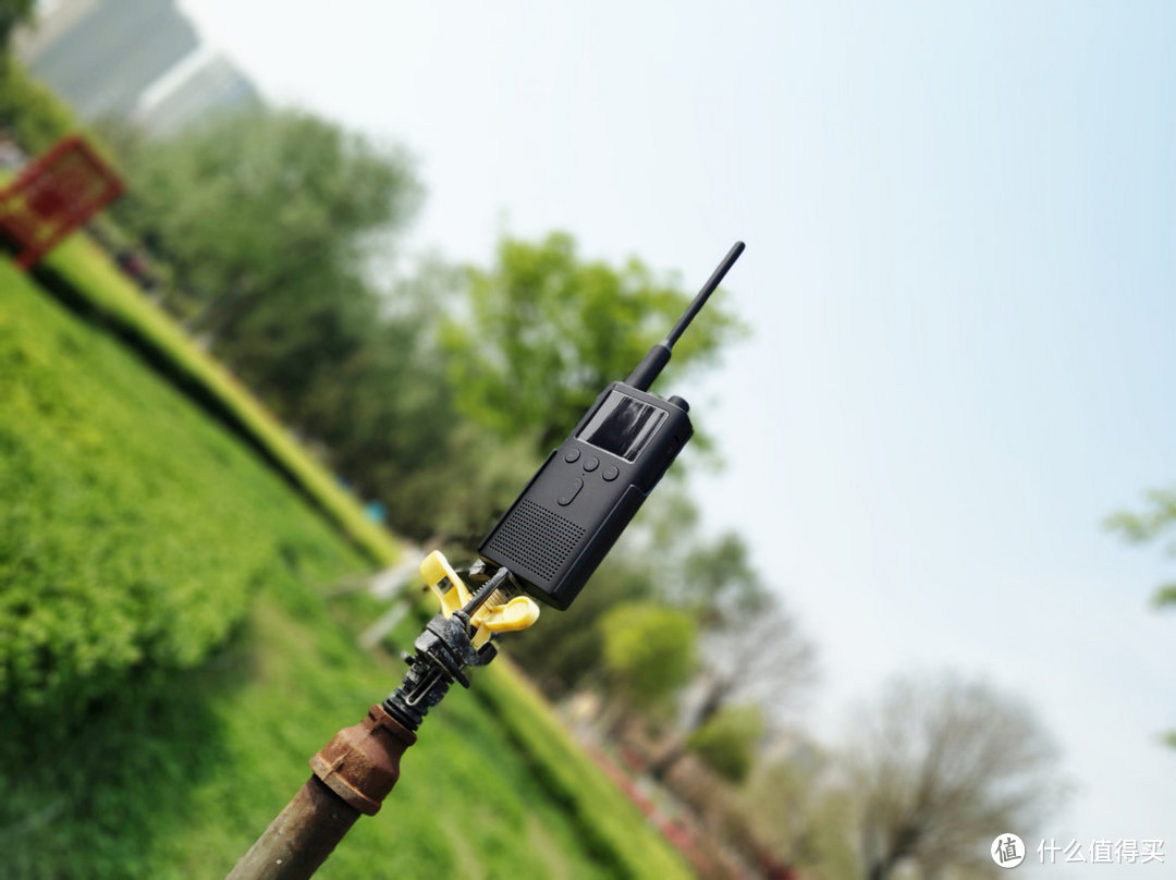 小米米家对讲机2同时支持两种频段，双频双守，在城市中 UHF可以带来清晰的通话，在旷野中 VHF能让通话距离更远。