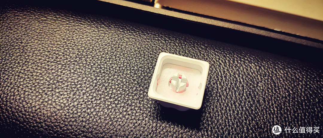 一种“萌萌”的码字感受的键帽-ZOMO 白粉硅胶金属猫爪键帽