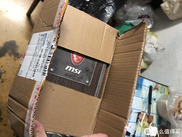 开箱，一个msi的标志映入眼帘