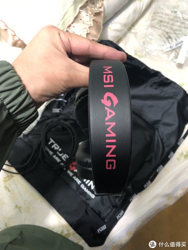 头梁采用哑光设计 MIS GAMING的Logo