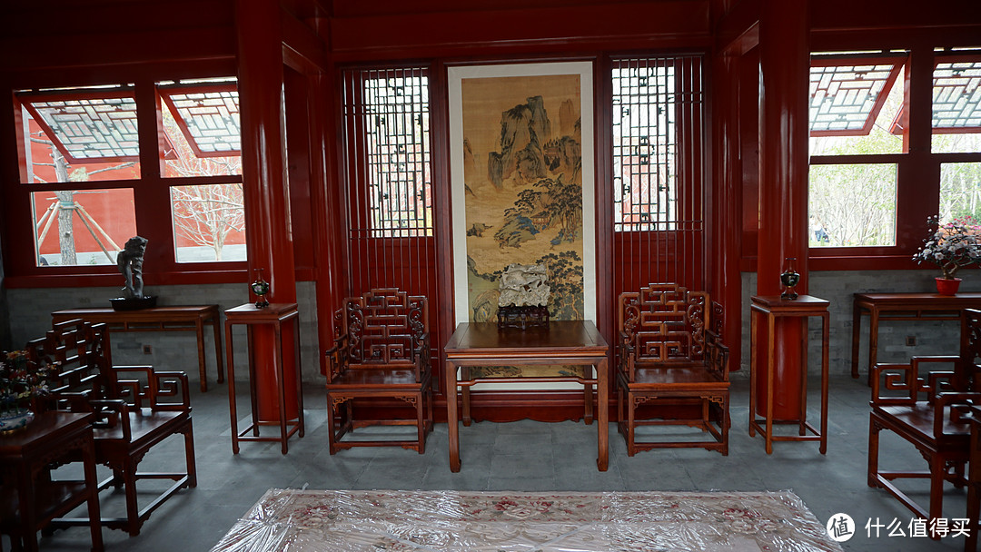 中式家具，整个院子应该是刚刷完油漆，一股子刺鼻的油漆味道