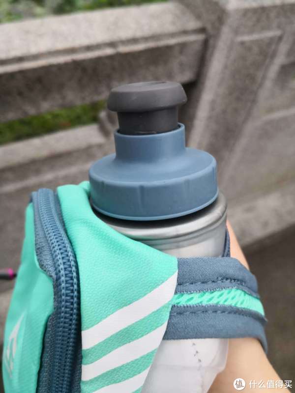 用手打开或者跑步时用嘴咬开，用力不大。用手挤压两侧或是用嘴吸出水都是很OK&nbsp;