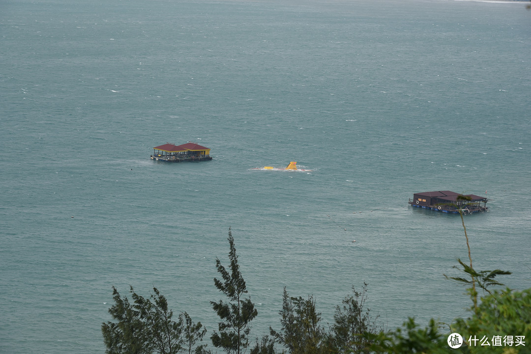 其中正在下沉的就是黄色的潜艇，一个人坐一次200多元