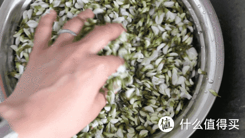春天的正确打开方式:西安妹纸教你蒸槐花