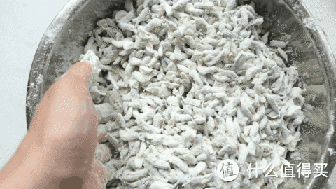 春天的正确打开方式:西安妹纸教你蒸槐花