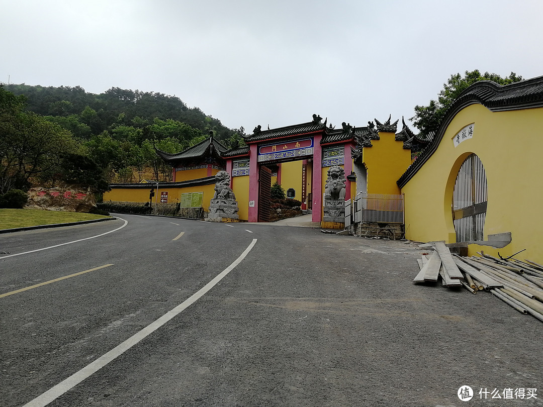 宏觉寺还没完全建好，上山坡很陡，如果不是信徒，只是吃瓜，可以不必过去了