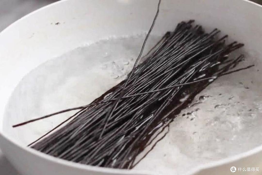 这种粉丝黑黑的，煮一煮拌一拌，5分钟就能上桌，酸辣爽口好开胃