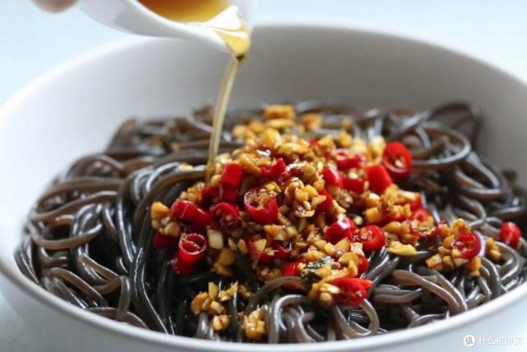 这种粉丝黑黑的，煮一煮拌一拌，5分钟就能上桌，酸辣爽口好开胃