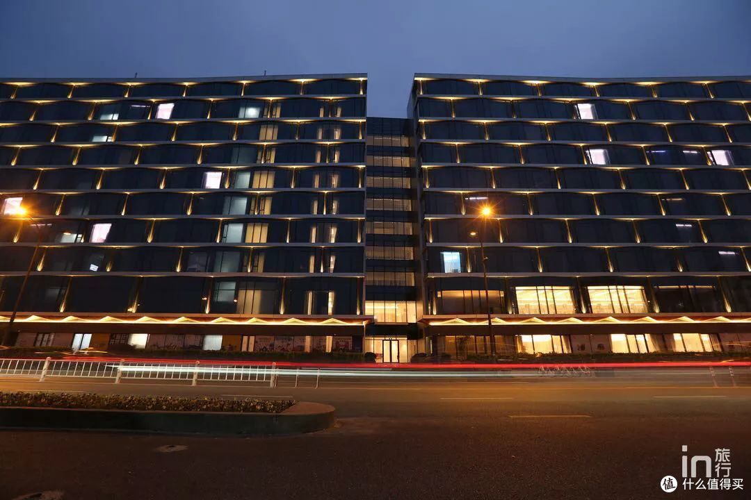 当脑洞大开的想象变成现实，在阿里新开酒店“菲住布渴”体验未来生活