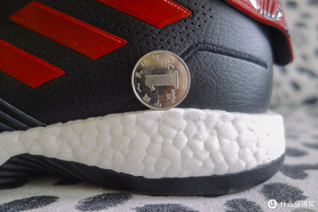这块BOOST是阿迪的篮球鞋里最厚的，一块硬币对比看一看