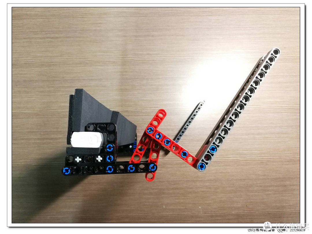 乐高制作的显示器挂灯支架