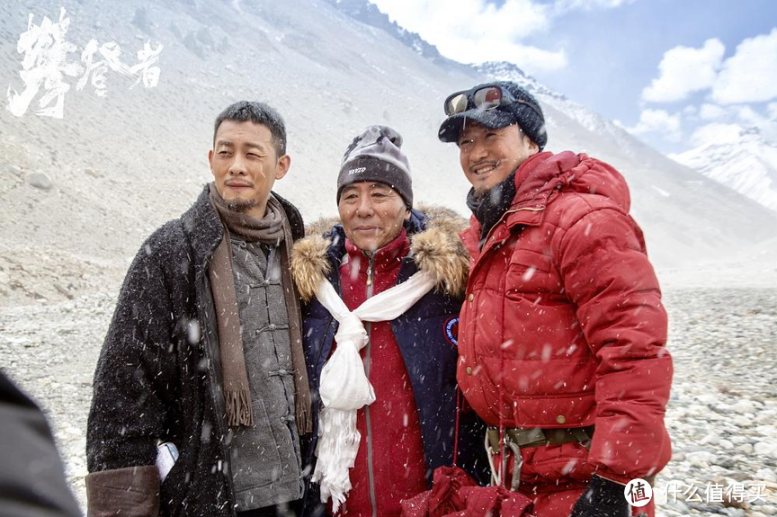 图：吴京、张译与1975年登顶珠峰的桑珠合影