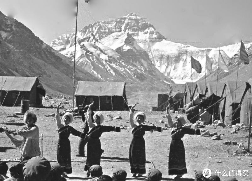 图：1975年，为登山队送行的藏族舞蹈团