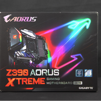 技嘉Z390 AORUS XTREME主板外观展示(接口|数据线|天线|散热装甲|散热管)
