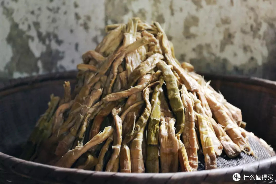 石笋和个头较小的高节笋平铺烘干即可。