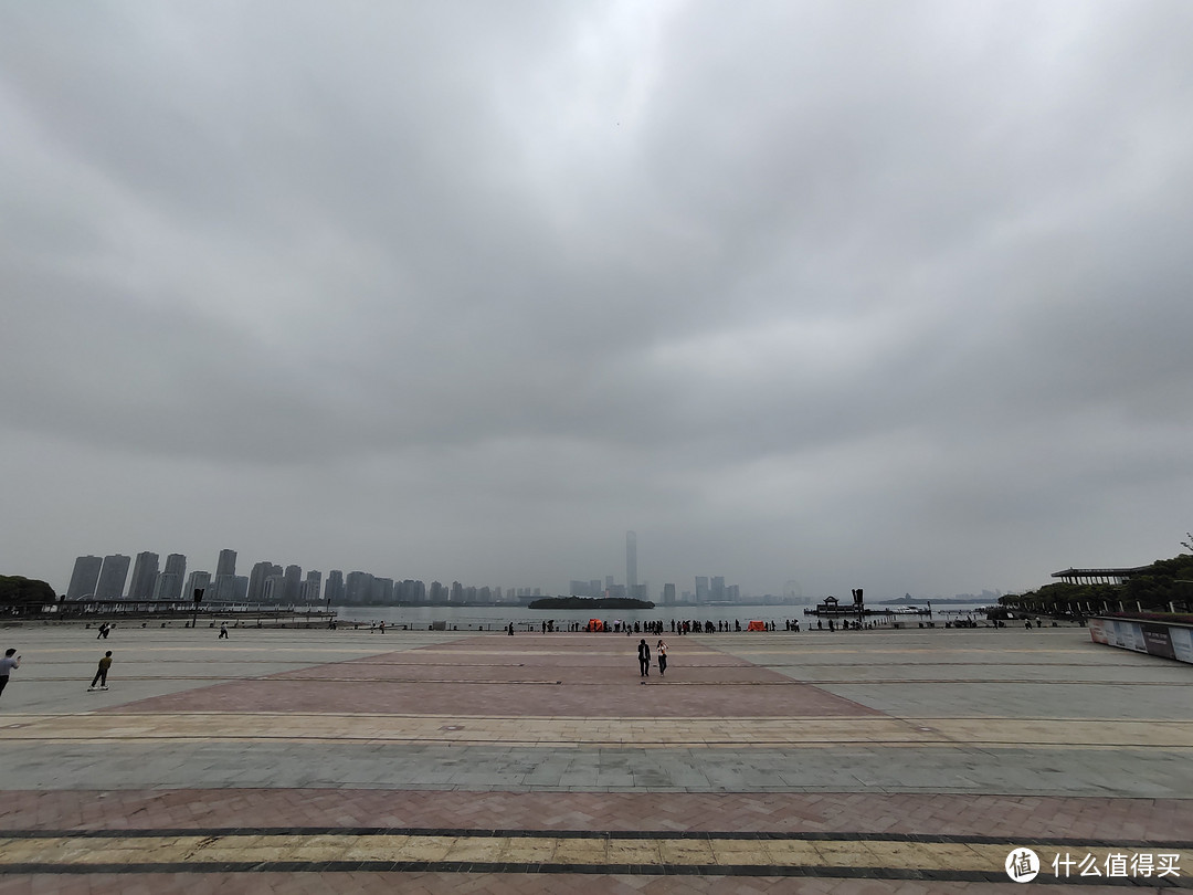 金鸡湖边，天气实在比较差，都是阴蒙蒙的。