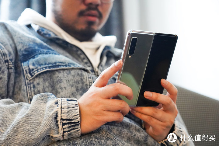 三星 Galaxy Fold 评测：不完美的折叠屏，充满希望的新形态 | 模范评测