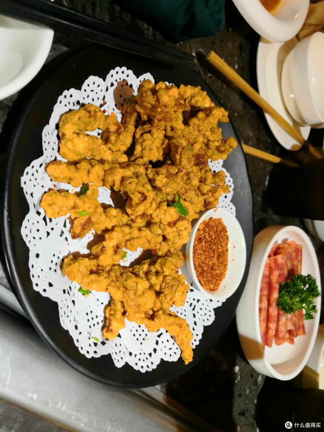 乐在旗中的山城火锅,复古时尚的姥佛爷火锅探店