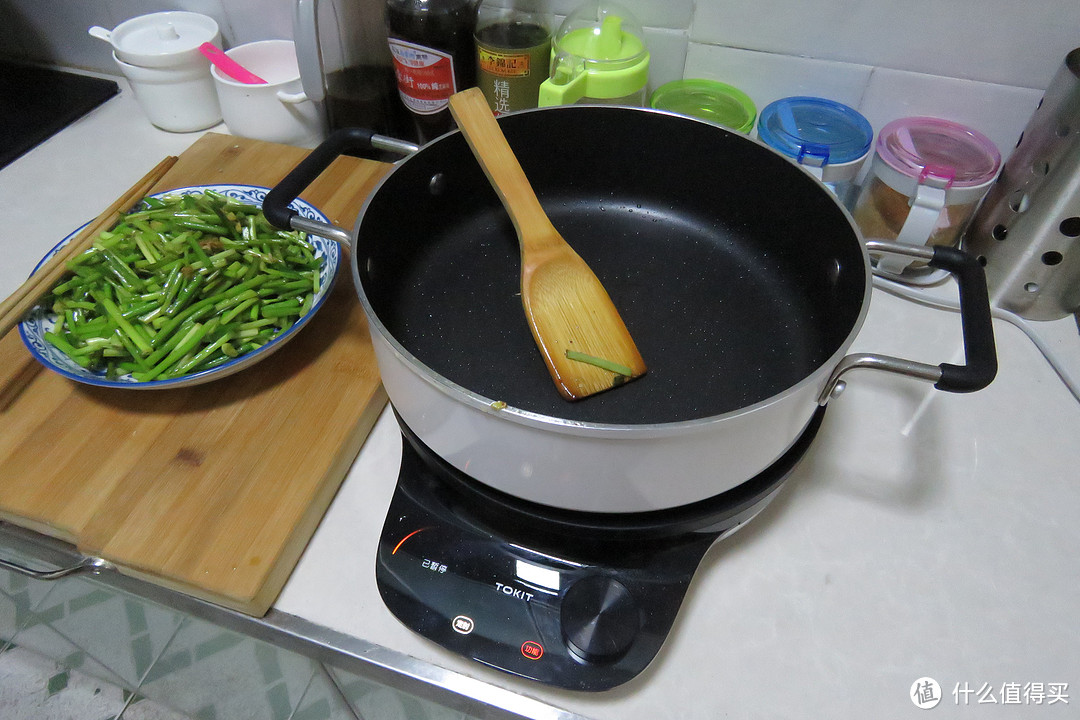 葱油饼清炒蒜苔统统搞定：TOKIT智能热敏炉青春版不仅火力猛，而且用途广