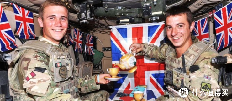 英国士兵用茶壶打战，他却用来打开艺术的大门......