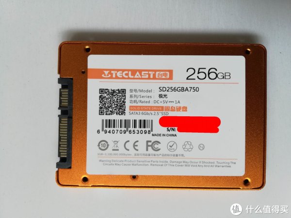 标准SATA接口，背面标签上有型号序列号等信息。