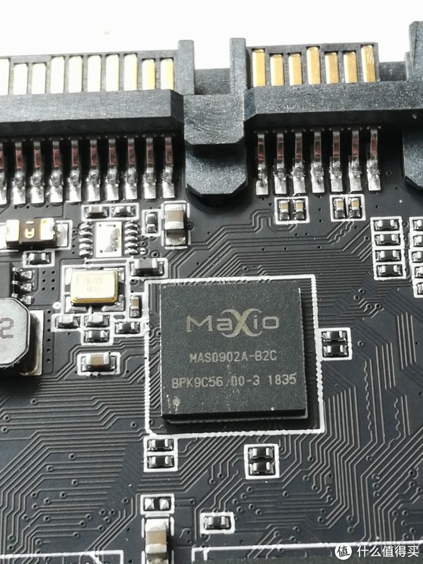 主控是国产主控厂商联芸科技（Maxio Technology）的MAS0902A-B2C ，它使用了GF的14nm工艺生产，DRAM Less没有缓存的，支持Agile ECC 2和WriteBooster 2与虚拟奇偶校验恢复等技术，可以支持QLC闪存。