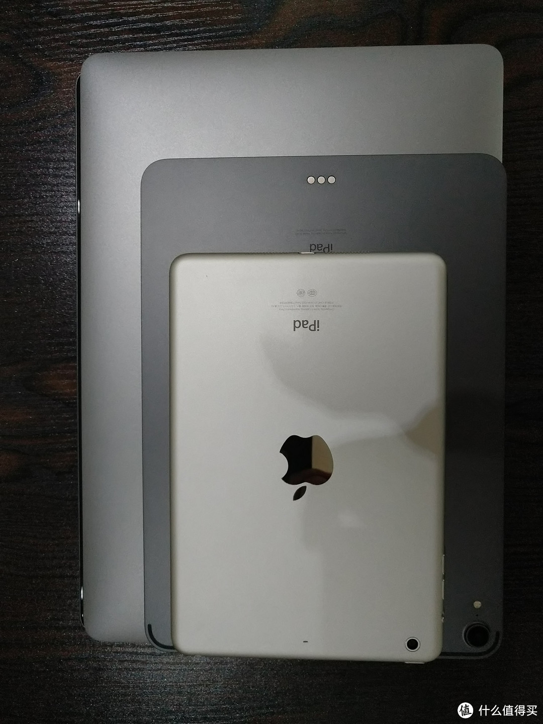 垒起来可以见到 12.9的iPad还是大出了一条缝