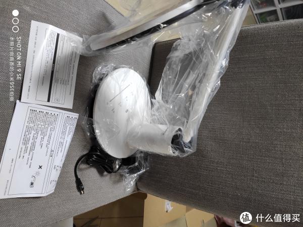 台灯的分量真是不轻。内容物为台灯本体、电源适配器和说明书二张