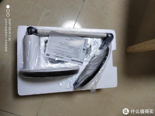 这个角度看起来很难受啊，虽然不太环保，不过保护很好，台灯没有任何损坏