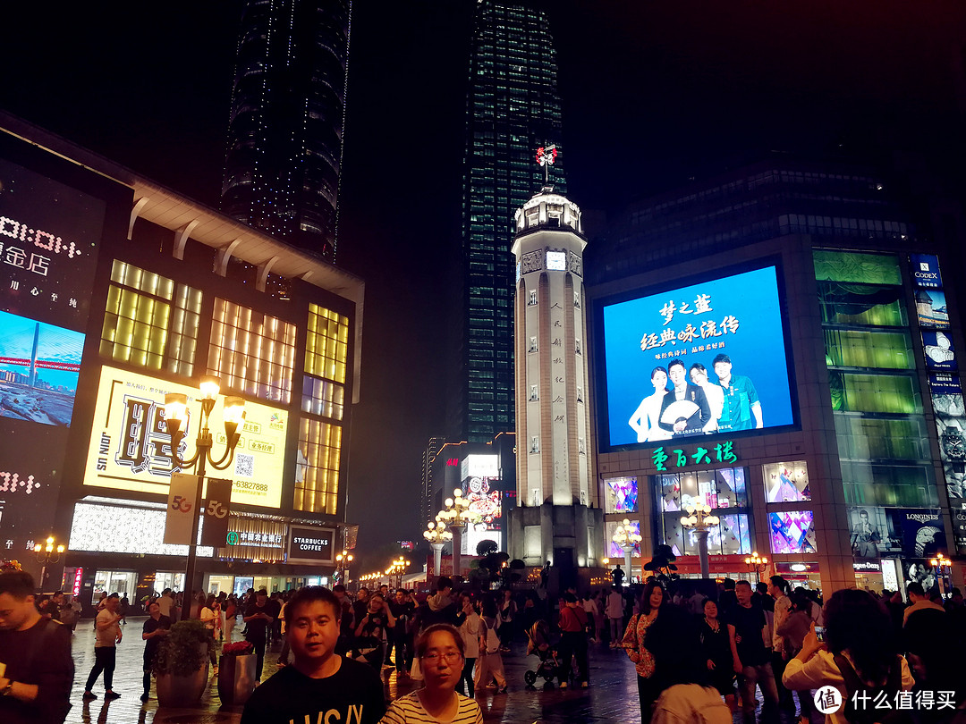 解放碑夜景来一张作对比，人多的嘞，夜晚的重庆才是刚开始哦~