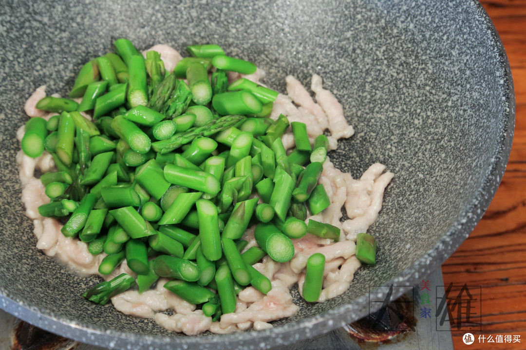 【芦笋炒肉丝的做法 &如何处理肉丝嫩而不腥的窍门】
